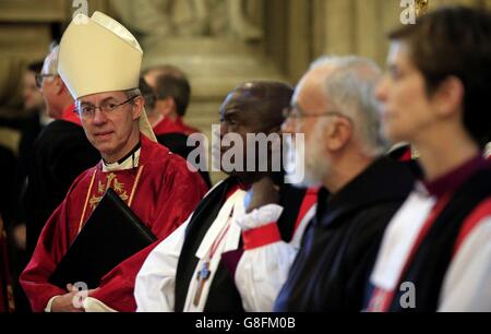 Der Erzbischof von Caterbury, der Hochwürdigste Justin Welby (links), blickt auf eine Empfangslinie, bestehend aus (links nach rechts) dem Erzbischof von York Dr. John Sentamu, dem Prediger des Päpstlichen Hauses Raniero Cantalamessa, Und der Bischof von Stockport, der rechte Reverend Libby Lane in Westminister Abbey, im Zentrum von London, für den Gottesdienst zur Einweihung der zehnten Generalsynode. Stockfoto