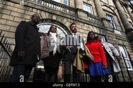 Der Anwalt Aamer Anwar (Mitte) und die Familie von Sheku Bayoh, die in Polizeigewahrsam starb, treffen im Bute House, Charlotte Square in Edinburgh ein, um die erste Ministerin Nicola Sturgeon zu treffen. Stockfoto