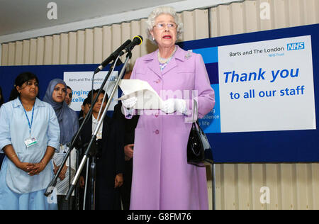 Die britische Königin Elizabeth II. Hält heute eine Rede vor den Mitarbeitern des Royal London Hospital im Londoner East End und dankt ihnen für ihre Reaktion auf die gestrigen Terroranschläge im Stadtzentrum. Stockfoto