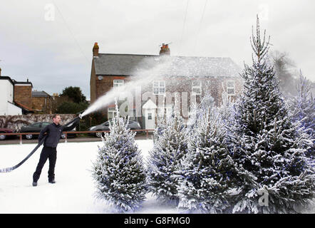 Experten wenden den letzten Schliff an eine winterliche Szene in Old Windsor, Berkshire, an, als Bewohner an einem der am wenigsten verschneiten Orte des Landes von einem Spritz von Film-Set-Schnee erwacht sind, der von der National Lottery im Vorfeld des EuroMillions Mega Friday bereitgestellt wurde, Dazu gehört auch der Preis einer „offiziellen weißen Weihnacht“. Stockfoto