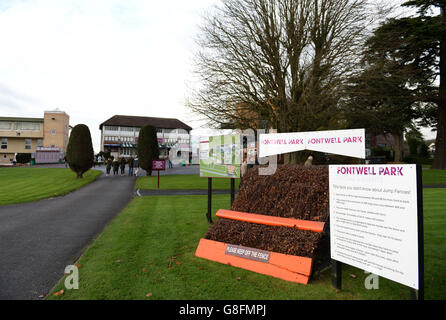 Ein allgemeiner Blick auf den Fontwell Park während der Autumn Raceday auf der Fontwell Racecourse, Arundel. DRÜCKEN SIE VERBANDSFOTO. Bilddatum: Mittwoch, 25. November 2015. Siehe PA Story RACING Fontwell. Bildnachweis sollte lauten: Adam Davy/PA Wire Stockfoto