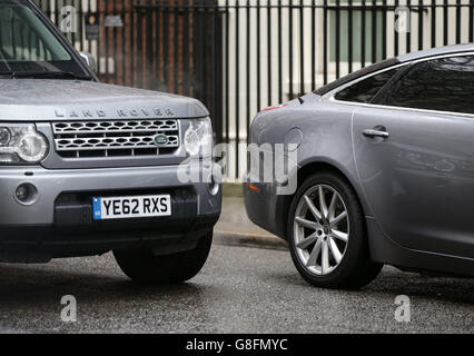 Der Jaguar XJ-Wagen des Premierministers ist mit einem Land Rover vor der Tür der Downing Street Nr. 10 in London an einem Stoß beteiligt. Stockfoto