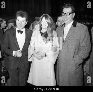 Max Bygraves (rechts) mit Sohn Anthony und Tochter Maxine am Prince of Wales Theatre in London für die erste Nacht von Funny Girl. Stockfoto