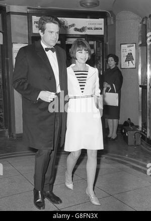 Warren Beatty und Leslie Caron am Prince of Wales Theatre in London für die erste Nacht von Funny Girl. Stockfoto