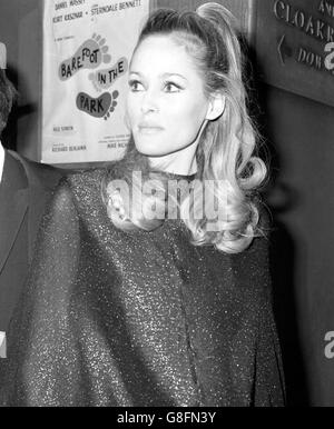 Funny Girl - Prince of Wales Theatre, London. Ursula Andress am Prince of Wales Theatre in London für die erste Nacht von Funny Girl. Stockfoto