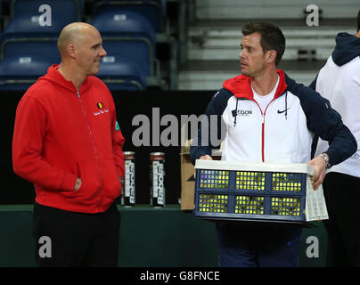 Großbritannien Kapitän Leon Smith mit dem belgischen Kapitän Johan Van Herck während einer Trainingseinheit im Flanders Expo Center in Gent. Stockfoto