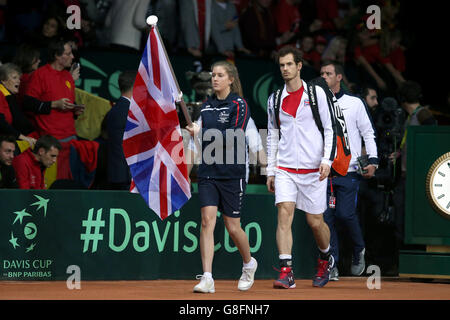 Der Großbritanniens Andy Murray macht sich am ersten Tag des Davis-Cup-Finales im Flanders Expo Center in Gent auf den Weg zum Start seines Spiels gegen den Belgier Ruben Bemelmans. Stockfoto