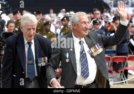 60-jähriges Jubiläum des Zweiten Weltkriegs - Horse Guards Parade Show. Zwei Veteranen machen sich auf den Weg zur Tribüne. Stockfoto