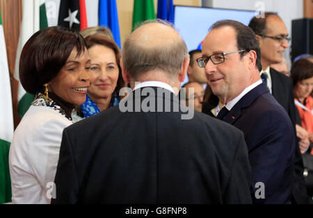 Der französische Präsident Francois Hollande (rechts) begrüßt die Delegierten bei einem Treffen zur Erderwärmung während der zweiten Arbeitssitzung des Commonwealth-Treffen der Regierungschefs in Malta. Stockfoto