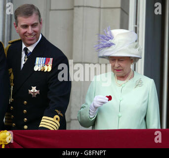 Das Dule of Yorks lächelt, als Königin Elizabeth II. Ein Blütenblatt hält, das auf den Balkon des Buckingham Palace fiel, nachdem ein Lancaster-Bomber vom RAF Battle of Britain Memorial Flight am Sonntag, den 10. Juli 2005, eine Million Mohnblumen über der Mall fallen ließ. Als Teil eines Tages von Ereignissen, die das Ende des Zweiten Weltkriegs markieren. DRÜCKEN SIE VERBANDSFOTO. Das Foto sollte lauten: James Vellacott / Daily Mirror / NPA Rota /PA. Stockfoto