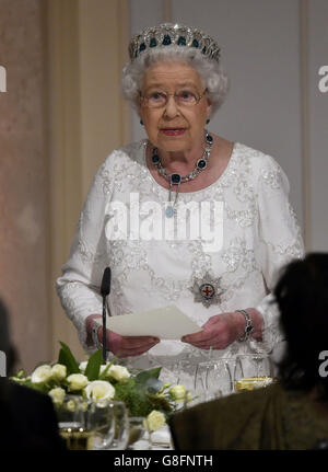 Königin Elizabeth II. Hält ihre Rede beim traditionellen CHOGM Dinner im Corinthia Palace Hotel in Attard, Malta. Stockfoto