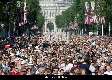 Eine riesige Menschenmenge in der Mall bereitet sich darauf vor, einen Flug von Lancaster, Spitfire und Hurrikan aus dem Battle of Britain Memorial über Buckingham Palace zu beobachten. Stockfoto