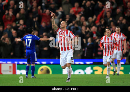 Marko Arnautovic (Mitte) von Stoke City feiert im Spiel der Barclays Premier League im Britannia Stadium, Stoke-on-Trent, das erste Tor des Spiels. Stockfoto