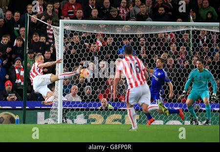 Marko Arnautovic (links) von Stoke City erzielt im Spiel der Barclays Premier League im Britannia Stadium, Stoke-on-Trent, ihr erstes Tor. Stockfoto