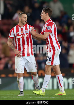 Fußball - Barclays Premier League - Stoke City gegen Chelsea - Britannia Stadium. Marko Arnautovic (links) von Stoke City feiert nach dem letzten Pfiff mit Teamkollege Philipp Wollscheid Stockfoto