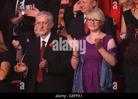 Labour-Parteichef Jeremy Corbyn beim jährlichen Royal British Legion Festival of Remembrance in der Royal Albert Hall in London, das all jenen gedenkt und ehrt, die in Konflikten ihr Leben verloren haben. Stockfoto