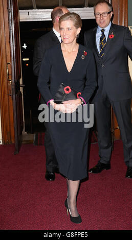 Die Gräfin von Wessex kommt zum jährlichen Royal British Legion Festival of Remembrance in der Royal Albert Hall in London, das all jenen gedenkt und ehrt, die in Konflikten ihr Leben verloren haben. Stockfoto