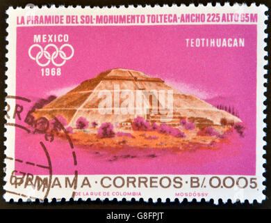 PANAMA - CIRCA 1967: Eine Briefmarke gedruckt in Panama zeigt Pyramide der Sonne, Teotihuacan, Mexiko, ca. 1967 Stockfoto