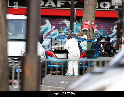 Polizeiaktion der Bataclan-Konzerthalle in Paris, einem der Orte für die Angriffe in der französischen Hauptstadt, bei denen man befürchtet, dass etwa 120 Menschen getötet wurden. Stockfoto