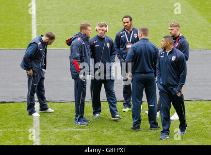 England Spieler auf dem Spielfeld vor dem Spiel der International Test Series im DW Stadium, Wigan. DRÜCKEN SIE ZUORDNUNG. Bilddatum: Samstag, 14. November 2015. Siehe PA Story RUGBYL England. Das Foto sollte lauten: Richard Sellers/PA Wire. RESRICTIONS: Keine kommerzielle Nutzung. Keine falsche kommerzielle Vereinigung. Keine Videoemulation. Keine Bildbearbeitung. Stockfoto