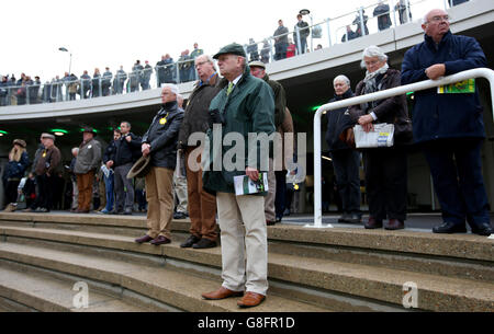 Rennegoisten halten am zweiten Tag des Open Meetings auf der Pferderennbahn Cheltenham ein Schweigeminute für die Opfer der Terroranschläge in Paris ein. Stockfoto