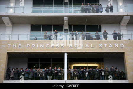 Cheltenham Racecourse - The Open - Paddy Power Gold Cup Day. Die Rennfahrer beobachten am zweiten Tag des Open-Meetings auf der Pferderennbahn Cheltenham vom Princess Royal Stand aus. Stockfoto