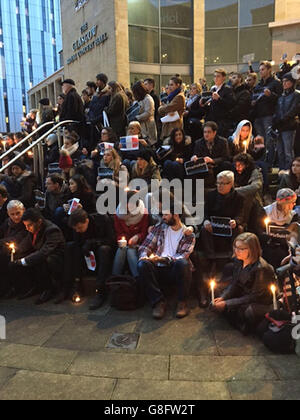 . Die Menschen versammelten sich in der Royal Concert Hall in Glasgow, wo sie nach den Terroranschlägen in Paris Kerzen anzündeten, Blumen legten und Unterstützungsbotschaften ausstellten. Stockfoto