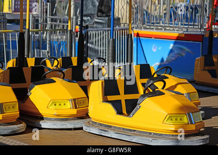 gelbe Autoscooter im Vergnügungspark Stockfoto