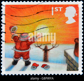 Vereinigtes Königreich - ca. 2004: Eine Briefmarke gedruckt in Großbritannien zeigt Bild des Weihnachtsmannes, Blick auf die aufgehende Sonne, ca. 2004 Stockfoto