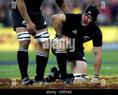 Rugby Union - British Lions' Tour of New Zealand - zweites Testspiel - Neuseeland gegen British and Irish Lions - Westpac Stadium. Neuseeland Richie McCaw nach einer Verletzung. Stockfoto