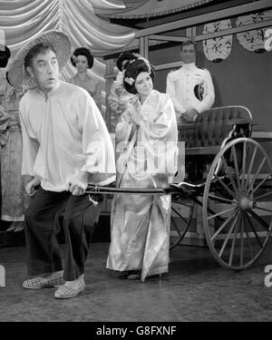 "Weg in Piccadilly" Photocall - Frankie Howerd und Cilla Black - Prince Of Wales Theatre, London Stockfoto