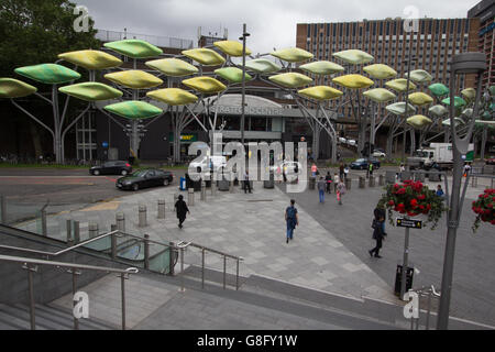 Stratford Centre London UK mit The Stratford Shoalʼ, eine 250m Titan Skulptur von Studio Egret Stockfoto