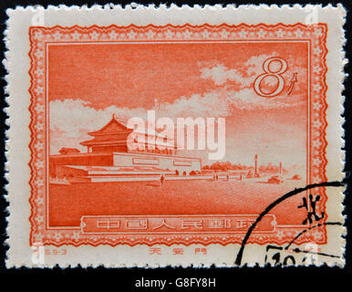 CHINA - CIRCA 1956: eine Briefmarke gedruckt in China zeigt eine Ansicht von Peking, Tian An Men Square, ca. 1956 Stockfoto