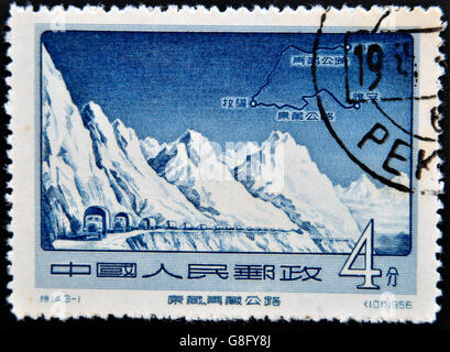 CHINA - CIRCA 1956: A Briefmarke gedruckt in China zeigt Kozo der Qinghai Tibet Highway, ca. 1956 Stockfoto