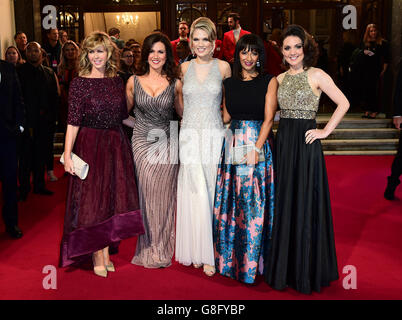 Guten Morgen, die britische (L-R) Kate Garraway, Susanna Reid, Charlotte Hawkins, Ranvir Singh und Laura Tobin nahmen an der ITV Gala im Londoner Palladium Teil. DRÜCKEN SIE VERBANDSFOTO. Bilddatum: Donnerstag, 19. November 2015. Siehe PA Story SHOWBIZ ITV. Das Foto sollte lauten: Ian West/PA Wire Stockfoto