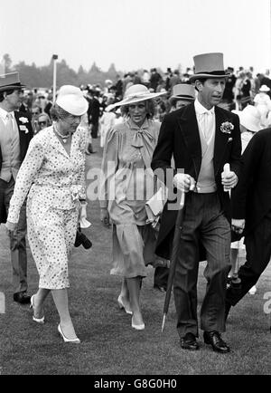 Der Prinz und die Prinzessin von Wales gehen durch das Fahrerlager Beim Royal Ascot Renntreffen Stockfoto