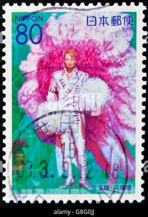 JAPAN - ca. 2001: Eine Briefmarke gedruckt in Japan zeigt Mann gekleidet für Aufführungen, Takarazuka, ca. 2001 Stockfoto