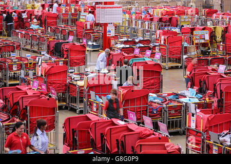 Eine allgemeine Ansicht des Royal Mail's South Midlands Mail Center, Northampton. Stockfoto