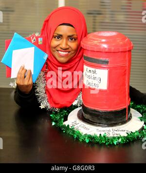 Nadiya Hussain, die großartige britische Bake-Off-Gewinnerin, startet die Kampagne „Royal Mail's Post Early for Christmas“ im South Midlands Mail Center in Northampton. Stockfoto