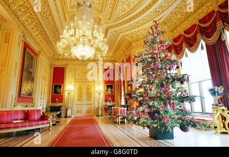 Im Crimson-Salon steht ein geschmückter Weihnachtsbaum als Teil der Weihnachtsausstellung von Windsor Castle, während die State Apartments mit einer festlichen Regency-Ausstellung umgestaltet werden, um zu zeigen, wie der Prinzregent (der zukünftige George IV) Weihnachten im Schloss Anfang des 19. Jahrhunderts feierte. Stockfoto