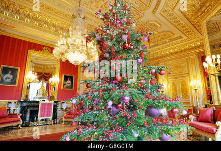 Im Crimson-Salon steht ein geschmückter Weihnachtsbaum als Teil der Weihnachtsausstellung von Windsor Castle, während die State Apartments mit einer festlichen Regency-Ausstellung umgestaltet werden, um zu zeigen, wie der Prinzregent (der zukünftige George IV) Weihnachten im Schloss Anfang des 19. Jahrhunderts feierte. Stockfoto