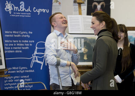 Die Herzogin von Cambridge (rechts) spricht mit jungen Leuten während eines Besuchs in einer Fotoausstellung mit dem Titel 'mute: Werden Sie gehört?' Aus einem Projekt für psychische Gesundheit, das von Ynys M&Atilde;&acute;n und Gwynedd lokaler Mind Organisation in Caernarfon, Nordwales, durchgeführt wird. Stockfoto