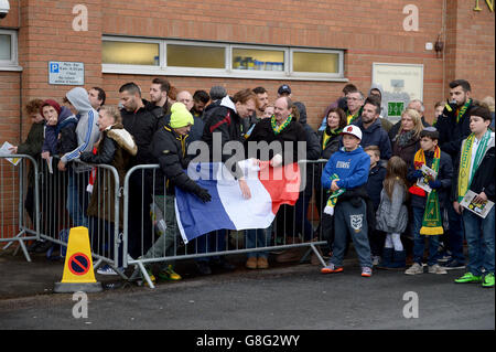 Norwich City / Arsenal - Barclays Premier League - Carrow Road. Fans von Norwich City halten eine französische Flagge während des Spiels der Barclays Premier League in der Carrow Road, Norwich. Stockfoto