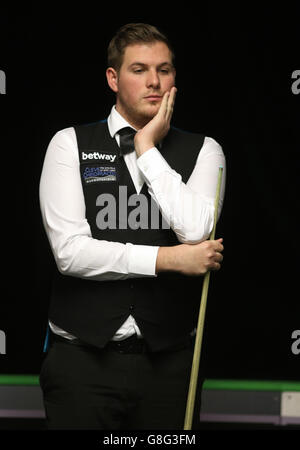 Daniel Wells von Neath während des fünften Tages der 2015 Betway UK Snooker Championship beim York Barbican, York. Stockfoto