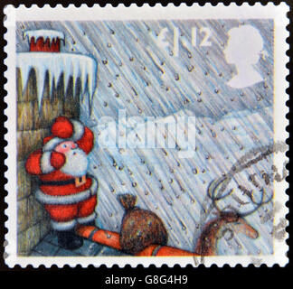 Vereinigtes Königreich - ca. 2004: Eine Briefmarke gedruckt in Großbritannien zeigt Bild von Santa Claus, Beherbergung von Hagelsturm hinter Chimn Stockfoto