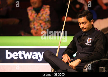 Aditya Mehta von Indien während des fünften Tages der 2015 Betway UK Snooker Championship beim York Barbican, York. DRÜCKEN Sie VERBANDSFOTO. Bilddatum: Sonntag, 29. November 2015. Siehe PA Story SNOOKER York. Bildnachweis sollte lauten: Richard Sellers/PA Wire. Stockfoto