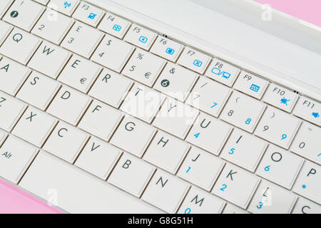 Nahaufnahme von einem weißen und rosa Laptop-Tastatur Stockfoto