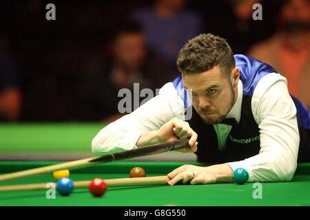 Jamie Cope von Stoke on Trent am fünften Tag der 2015 Betway UK Snooker Championship beim York Barbican, York. Stockfoto