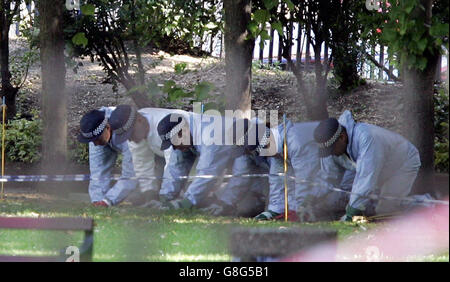 Forensische Experten durchsuchen den Londoner Tavistock Square nach einer Bombenexplosion in einem Bus mit öffentlichen Verkehrsmitteln am vergangenen Donnerstag, dem 7/7/05. Die Polizei, die die Terroristen hinter den Londoner Bombenanschlägen der vergangenen Woche jagte, hat heute fünf Häuser in West Yorkshire überfallen. Stockfoto