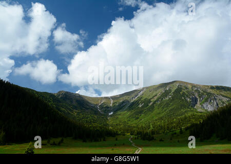 Kondracka Kopa Peak, Pass und Wolken im Tatra-Gebirge in der Nähe von Zakopane in Polen Stockfoto